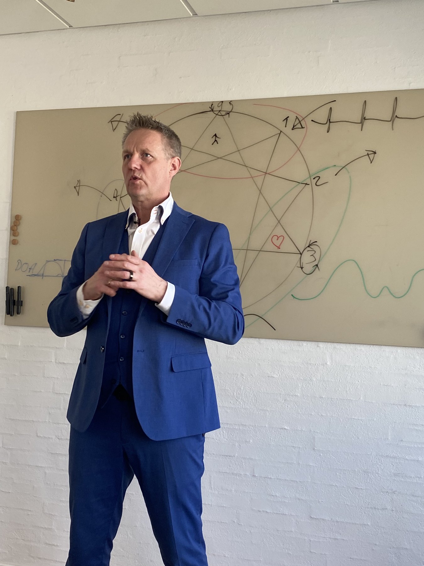 Balder Vendt-Striim underviser i Enneagrammet foran enneagram-symbolet