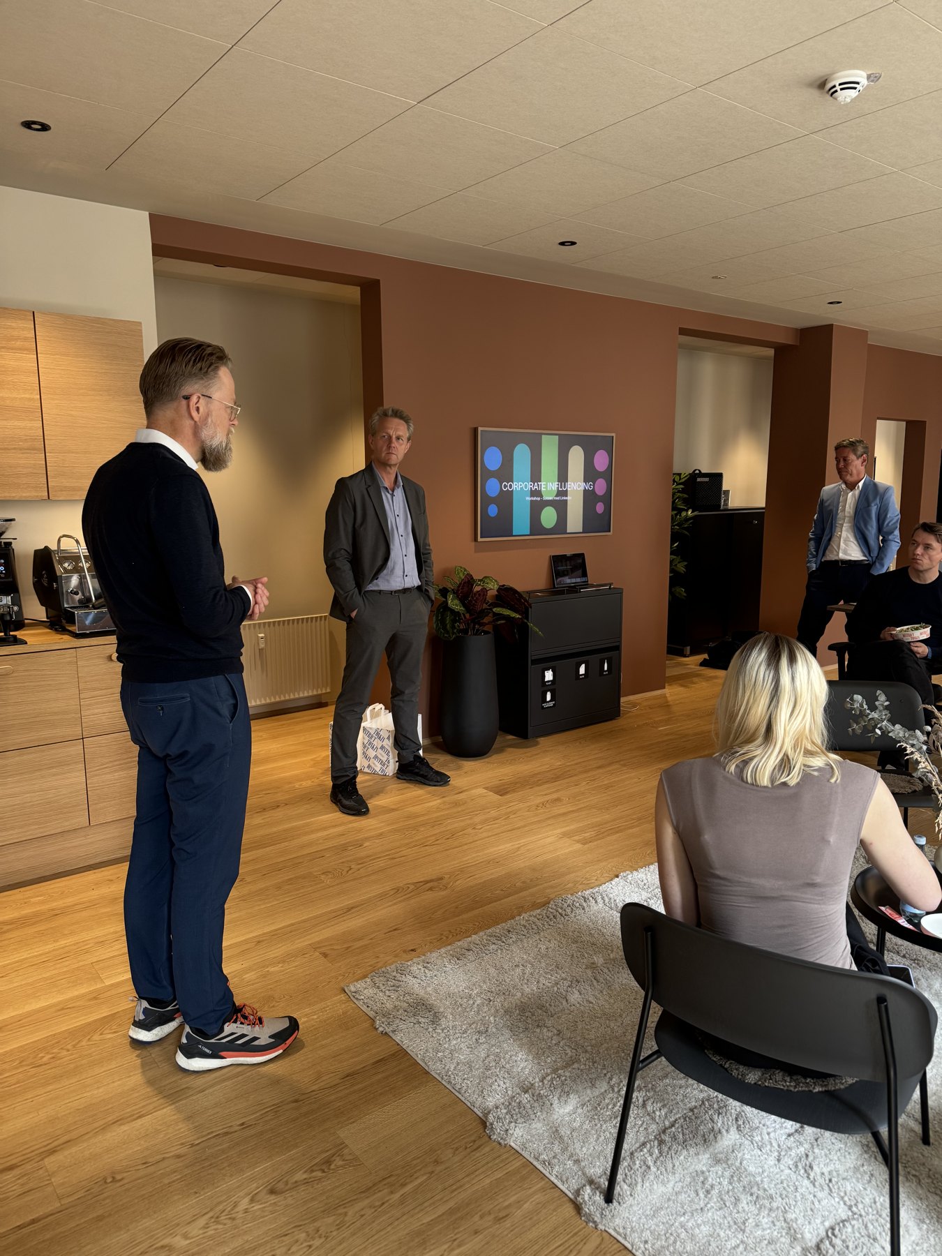 Balder Vendt-Striim underviser et team av medarbeidere i Enneagrammet