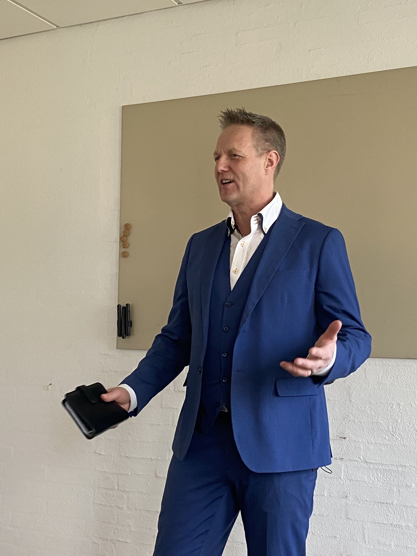 Balder Vendt-Striim teaching Enneagram type 3 holding a calendar