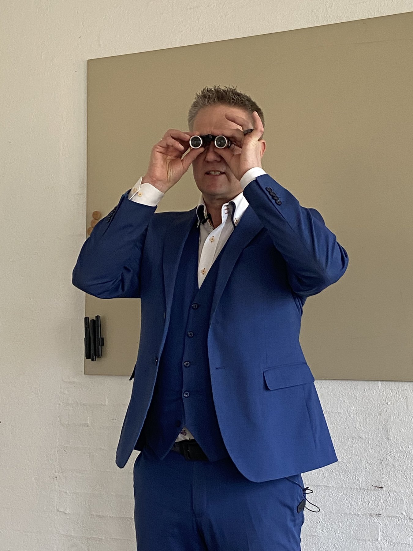 Balder Vendt-Striim teaching Enneagram type 5 looking through binoculars