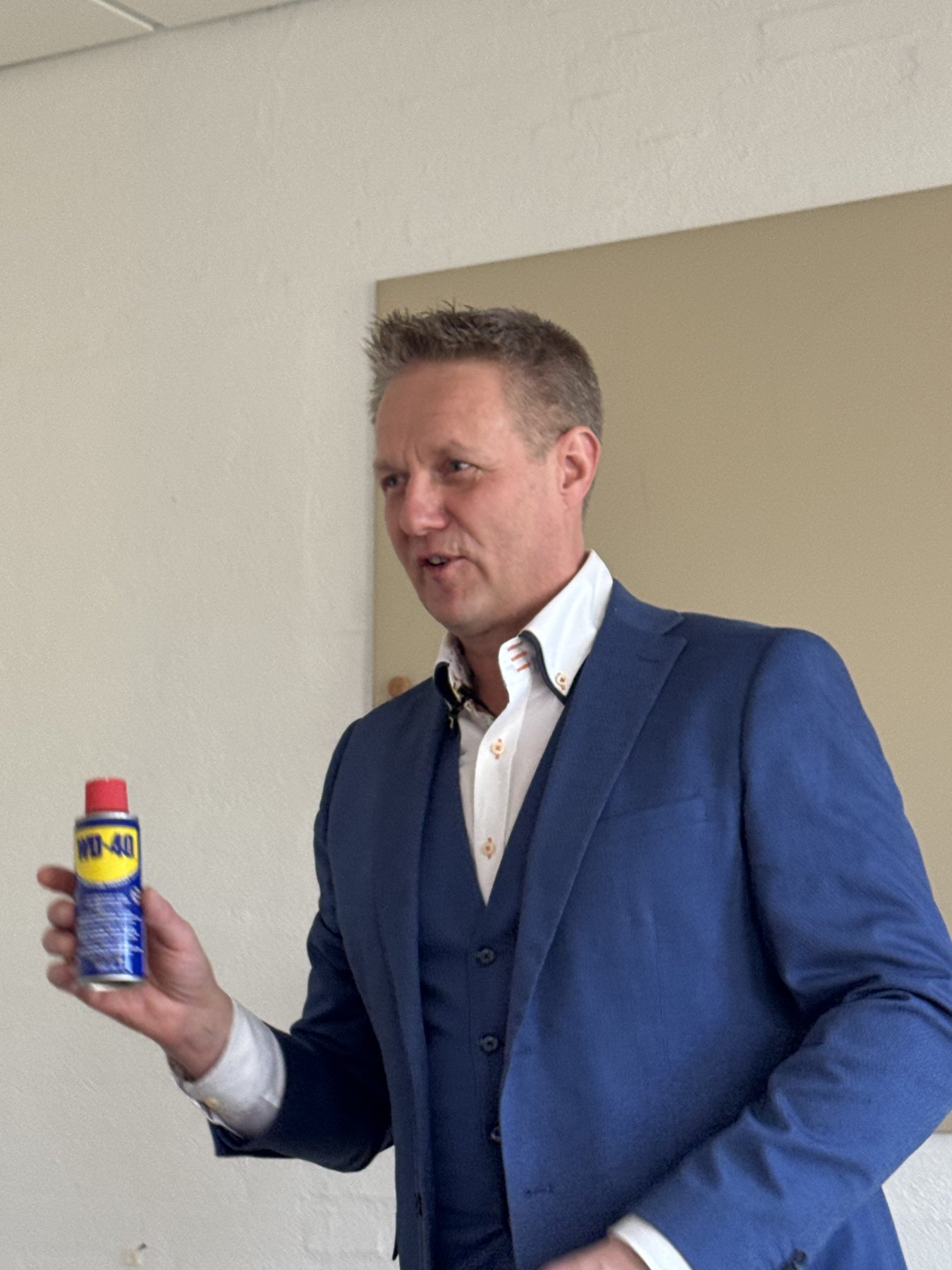 Balder Vendt-Striim underviser i Enneagrammets type 9 med en dåse WD-40 i hånden